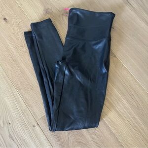 Spans Faux Leather Leggings